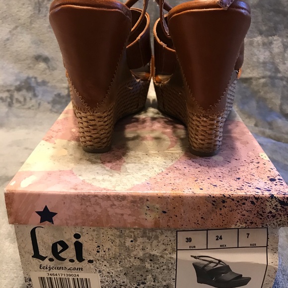 SALE! L.E.I. - Platform Sandal 🏝 - Picture 4 of 5